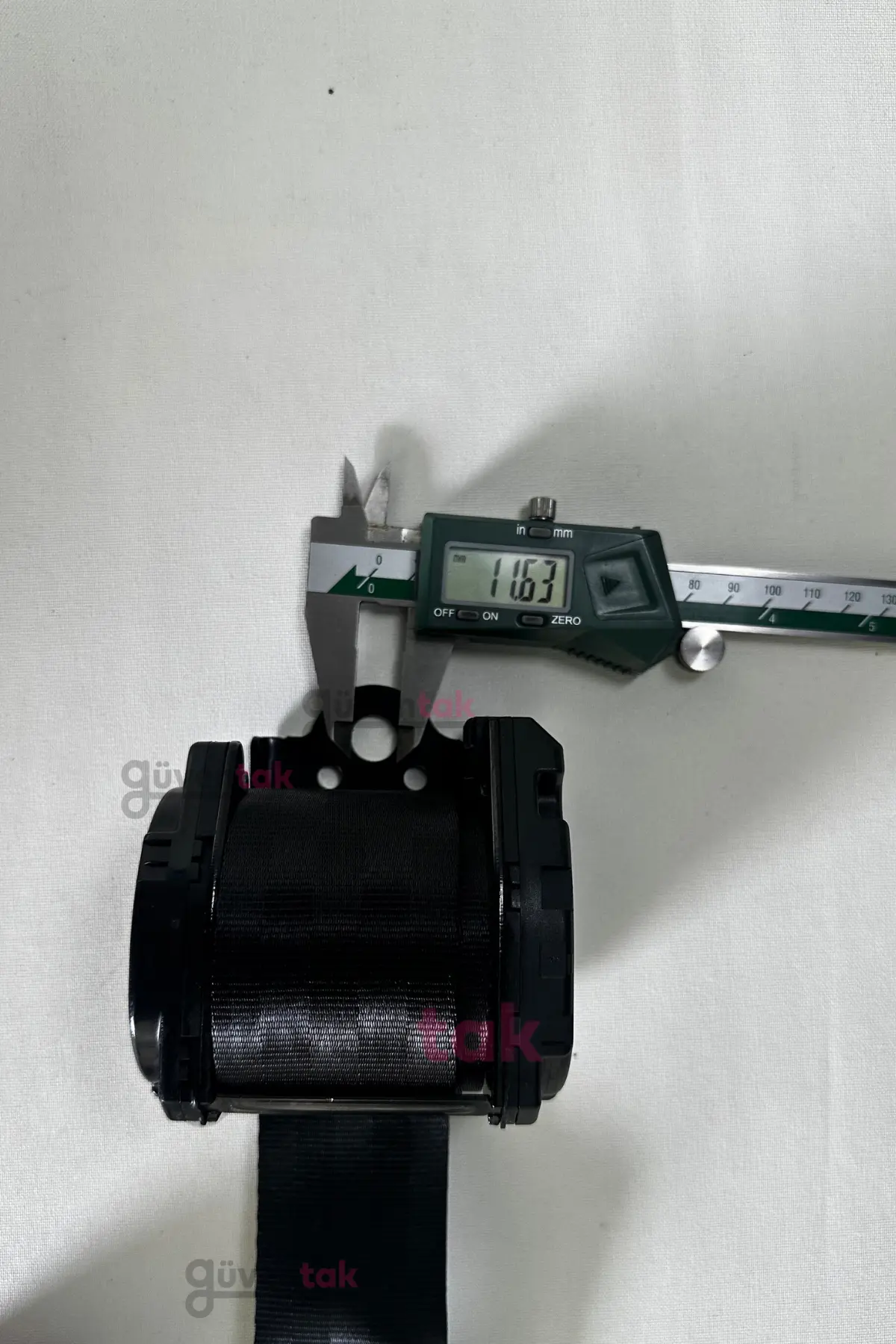 Emniyet kemeri makarası (retraktör) ve ELR acil kilitleme dişli sistemi detayı.